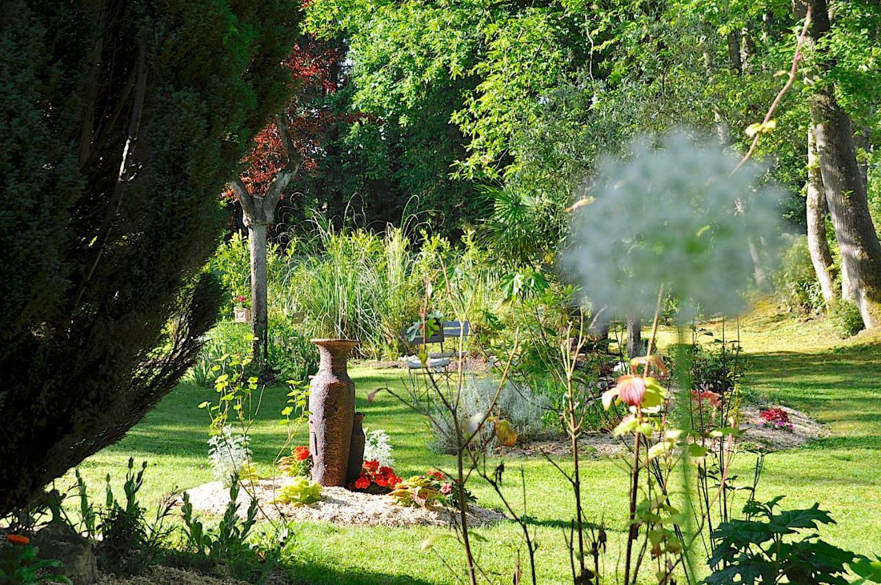 Bed and Breakfast Au Jardin de Lisa Cherreau Exterior foto